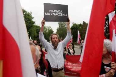 Oswiecim, Auschwitz, Polonya - 14 Haziran 2020: İlk Polonyalı mahkumların Auschwitz 'e nakledilmesinin 80. yıldönümünde sağcı toplulukların bağımsızlık yürüyüşü