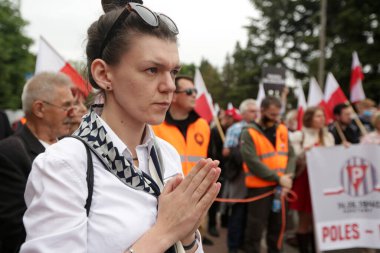 Oswiecim, Auschwitz, Polonya - 14 Haziran 2020: İlk Polonyalı mahkumların Auschwitz 'e nakledilmesinin 80. yıldönümünde sağcı toplulukların bağımsızlık yürüyüşü