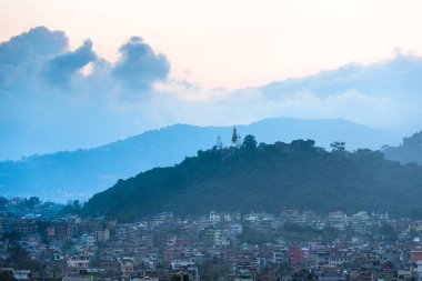 Swayambhunath maymun Tapınağı ve çevresinde Katmandu, Nepal alacakaranlıkta Ev'in Stupa görünümünü.