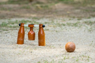 kahverengi woodball kapı veya bitiş çizgisine kum zemin katta.