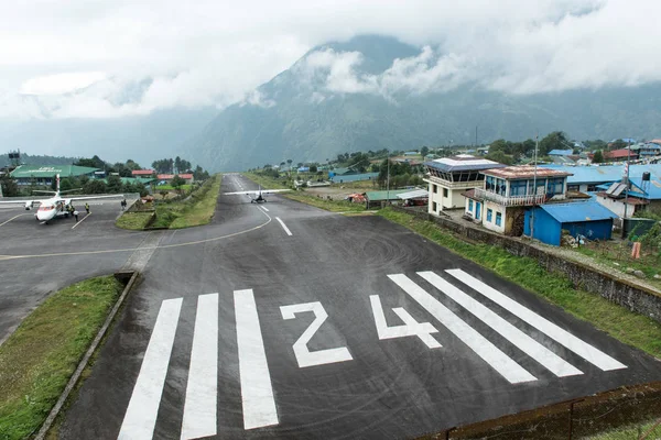 Lukla Havaalanına Kısa Pist Bir Khummu Nepal Dünyanın Tehlikeli Havaalanı — Stok fotoğraf