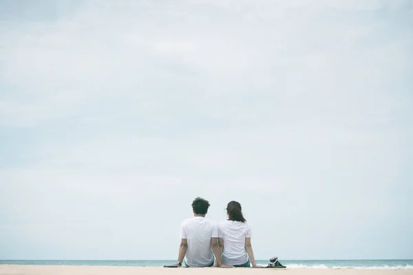 Rückansicht Eines Asiatischen Paares Das Auf Sand Meer Den Flitterwochen — Stockfoto