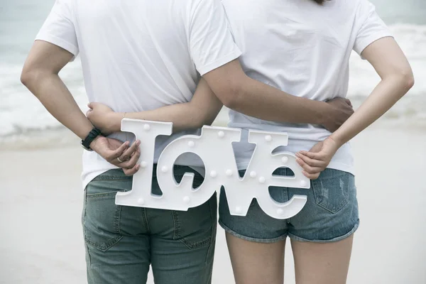 Achteraanzicht Van Aziatische Paar Bedrijf Liefde Teken Permanent Zee Wittebroodsweken — Stockfoto