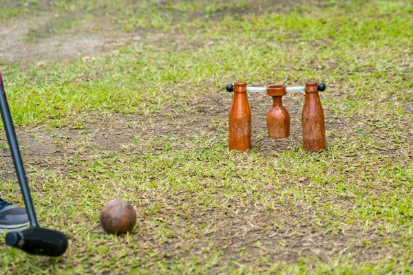 Woodball スポーツ機器 スポーツ Woodball 木槌の頭部が見える木製ビール瓶のような非常に Woodball を果たしたゴルフのようなスポーツをプレイする方法 — ストック写真