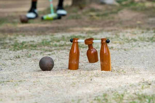 Woodball スポーツ機器 スポーツ Woodball 木槌の頭部が見える木製ビール瓶のような非常に Woodball を果たしたゴルフのようなスポーツをプレイする方法 — ストック写真