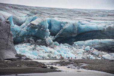 Vik, İzlanda - 5 Kasım 2015: İzlanda'daki buz mağarası ama can değil giriş ve giriş içinde tehlikeli yağmur nedeniyle önünde Traveller