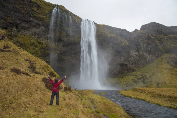 Turista Dama Levantarse Dos Manos Posición Feliz Seljalandsfoss Cascada Islandia — Foto de Stock