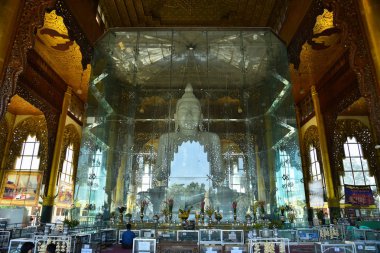 Yangon, Myanmar - Aralık 15,2016: Kyauk Daw Kyi veya büyük Buda resim, mermer bu tapınak Buda bulunan Yangon, Myanmar yakınındaki mermer ön planda tutuldu.