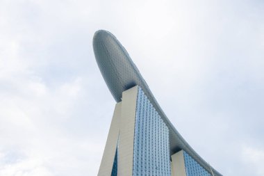 Singapore, Singapur - Eylül 24,2017: Marina defne kum Singapur arka planda mavi gökyüzü ile bir parçası.