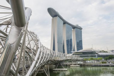 Singapore, Singapur - Eylül 24,2017: arka planda, Singapur kentsel peyzaj kum Helix Köprüsü ve marina Bay görünümü