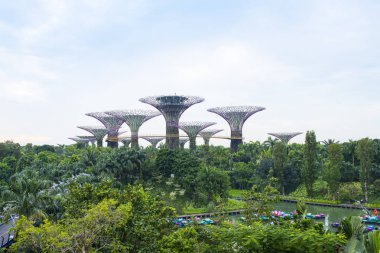 Singapore, Singapur - Eylül 24,2017: Super Tree Grove Gardens Bay tarafından nerede çekici Singapur'un landmark biri beş dakika yürümek defne önden Mrt İstasyonu.