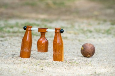 kahverengi woodball kapı veya bitiş çizgisine kum zemin katta.