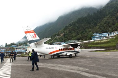 Lukla havaalanına Zirvesi havadan yolcu kurtulmak, Lukla havaalanına dünyanın en tehlikeli Havaalanı biridir.