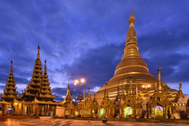 Yangon, Myanmar içinde Shawedagon pagoda alacakaranlıkta.