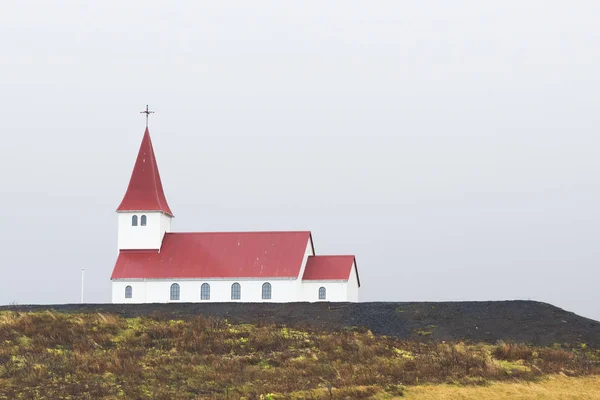 Église Vik Sommet Montagne Hiver Avec Brouillard Arrière Plan Islande — Photo