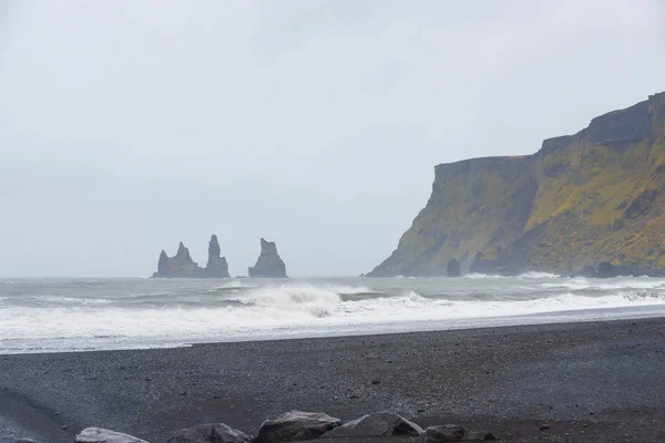 Solitaria Figura Distante Caminando Través Niebla Playa Negra Vik Islandia — Foto de Stock
