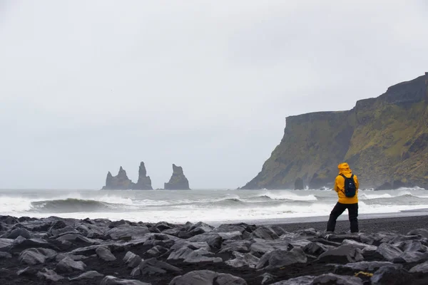 Solo Hombre Moja Una Playa Arena Negra Rocas Volcánicas Vik — Foto de Stock