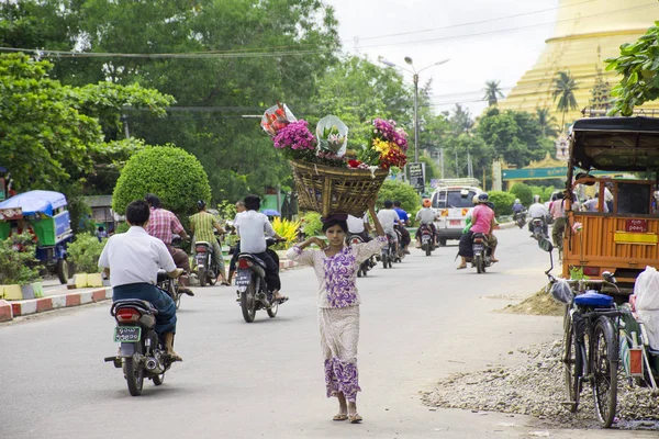 Local Lady Carry Basket Flower Walk Street Myanmar — Stock Photo, Image