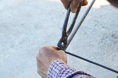 İşçi koruma çelik demir ile tel pense kesici alet inşaat sahasında çerçeveleme.