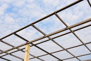 Gökyüzü zemininde inşaat için çelik yapı.