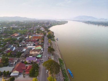 altın üçgen bağlantı noktası Chiang saen, Chiang rai, Tayland otopark Laos ulaşım teknelerin dron makinesinin üstten görünüm
