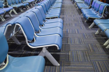 Don Mueang Uluslararası Havaalanı'nda boş sandalyeler