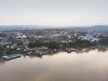 altın üçgen bağlantı noktası Chiang saen, Chiang rai, Tayland otopark Laos ulaşım teknelerin dron makinesinin üstten görünüm