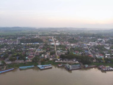 altın üçgen bağlantı noktası Chiang saen, Chiang rai, Tayland otopark Laos ulaşım teknelerin dron makinesinin üstten görünüm