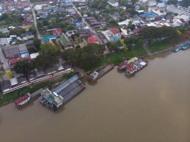 altın üçgen bağlantı noktası Chiang saen, Chiang rai, Tayland otopark Laos ulaşım teknelerin dron makinesinin üstten görünüm
