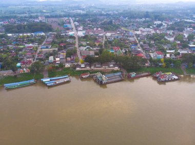 altın üçgen bağlantı noktası Chiang saen, Chiang rai, Tayland otopark Laos ulaşım teknelerin dron makinesinin üstten görünüm