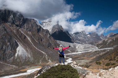 Trekker trek everest ana kamp 3 geçmek Lobuche üzerinde Gokyo, Nepal için kış üzerinde