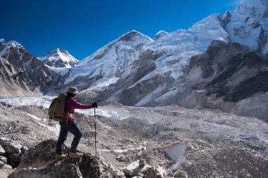 Trekker trek everest ana kamp 3 geçmek Lobuche üzerinde Gokyo, Nepal için kış üzerinde