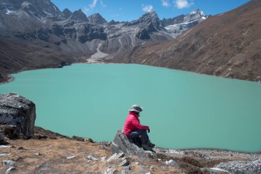 Trekker Lobuche giderken Naktok göl ve dağ everest ana kampı trek rota bölgesindeki Gokyo Köyü
