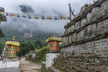 Mt.everest yol ana kampta iki dua tekerlek Merkez kampına giderken.