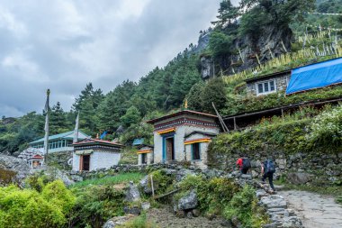 Trekker yürüyüş üzerinde Mt.everest Merkez kampına Khumbu alanında, Nepal