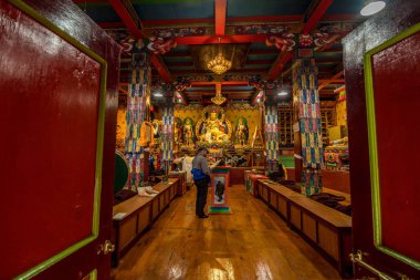 Gezgin Khumjung Köyü'nde Yeti kafatası Namche çarşı, Everest temel kamp bölgesi, Nepal Khumjung manastırda ziyaret 
