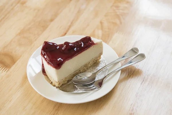 Dolce Cheesecake Decorato Con Fragola Isolata Sfondo Legno — Foto Stock
