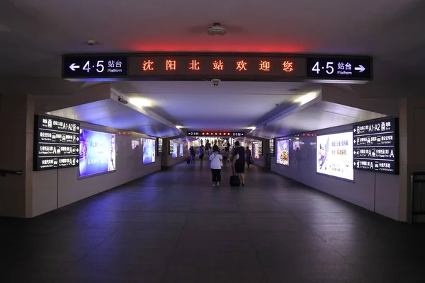 Sposób Pasażer Metro Spacerem Sposobu Bezprzewodowy Dostęp Internetu Mieście Shenyang — Zdjęcie stockowe