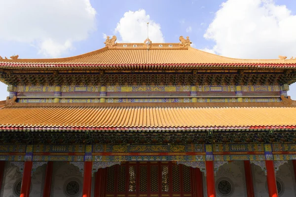 Wat Borom Raja Kanjanapisek ya da Wat Leng Nei Yi 2, geleneksel Çin tarzı tapınak Nonthaburi, Tayland.