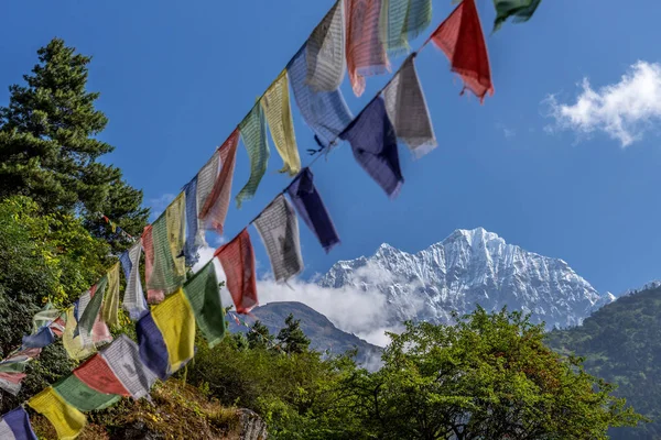 Widok Mount Everest Nuptse Buddyjskie Flagi Modlitewne Kala Patthar Parku — Zdjęcie stockowe