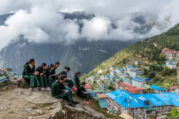 Estudiante Del Pueblo Namche Bazaar Camino Campamento Base Del Everest — Foto de Stock