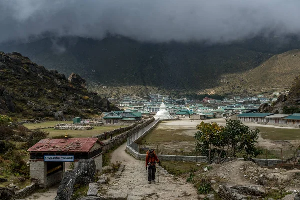 Trekker Beim Wandern Einem Khumjung Grünen Dorf Der Nähe Des — Stockfoto