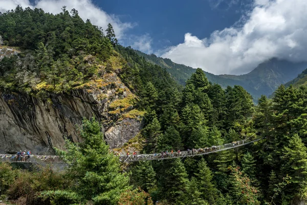 Trekkers Cruzando Puente Colgante Región Del Everest Parque Nacional Sagarmatha — Foto de Stock