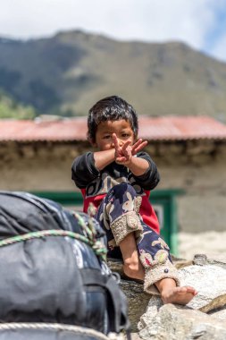 Lukla, Everest bölgesi, Nepal tanımlanamayan sherpa çocuklar. Sherpa vardır son derece elit dağcıların kabul Nepal'den bir etnik grup.