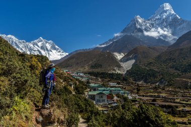 Trekker panoramik manzarasına güzel gökyüzü ile mount Ama Dablam Everest Ana kampı, Khumbu Vadisi, Sagarmatha Milli Parkı, herhangi bir zamanda alan, Nepal giderken ile