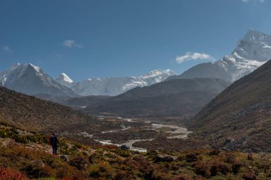 Trekker moduna Dingbiche giderken güzel dağ manzarası ile Everest Ana kampı ile.