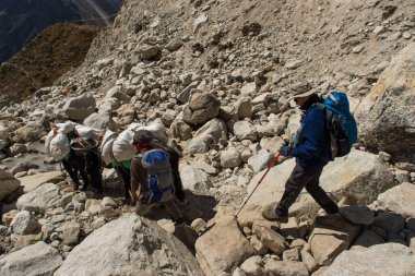 Trekker dağ ve nehir Lobuche everest ana kampı bölgesinde, Nepal Dingboche üzerinden giderken manzara ile