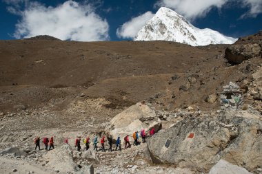 Everest Gorakshep gelen giden yolda yürüyen yürüyüşçülerin Merkez kampına, Nepal