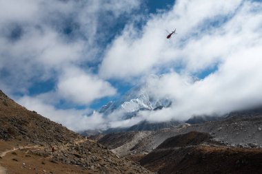 Gokyo, Nepal Lobuche üzerinden giderken helikopteri ile dağ ve everest Bankası rotanın kamp.