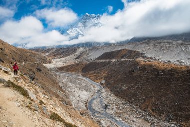 Trekker trek everest ana kamp 3 geçmek Lobuche üzerinde Gokyo, Nepal için kış üzerinde
